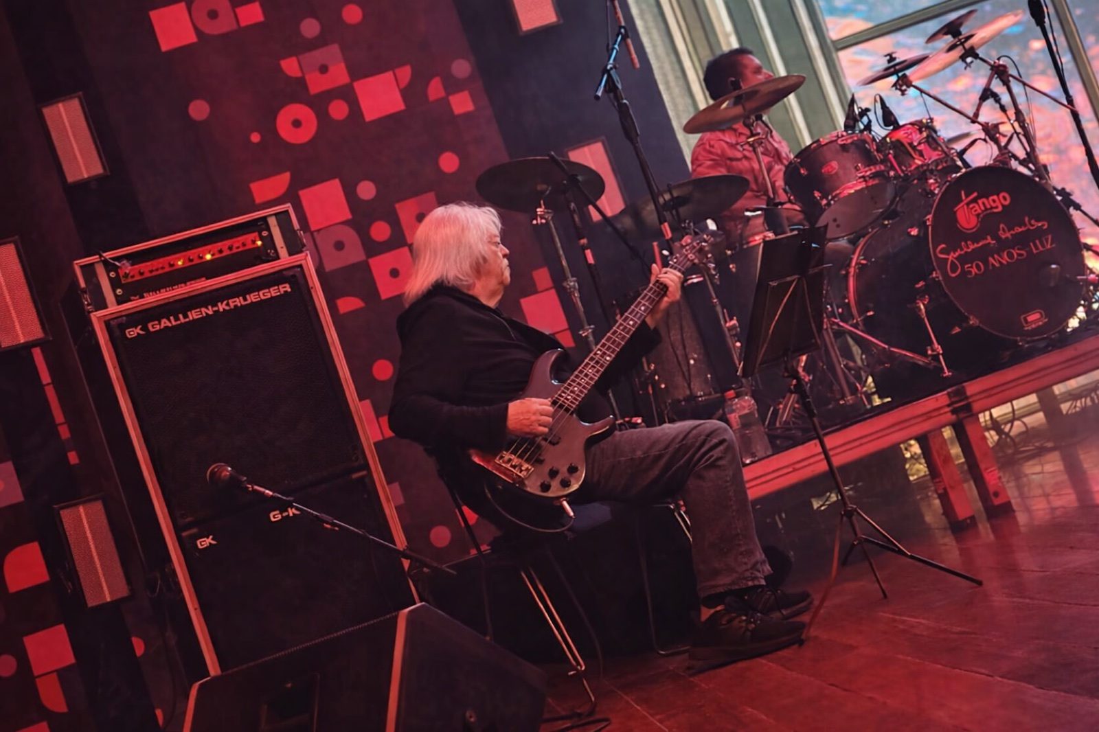 Banda no palco com backline completo