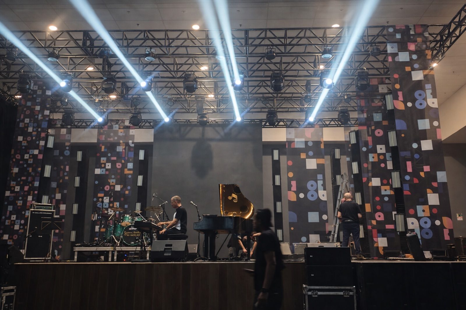 Montagem de palco com cenografia e moving heads