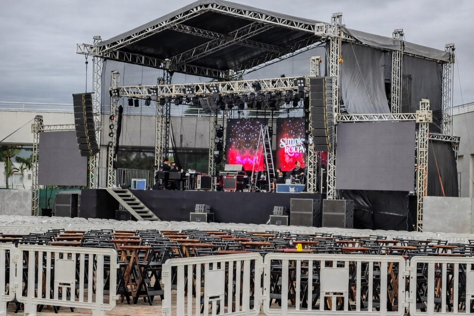 Palco montado pela Circulando Ideias com treliça, line array e telões