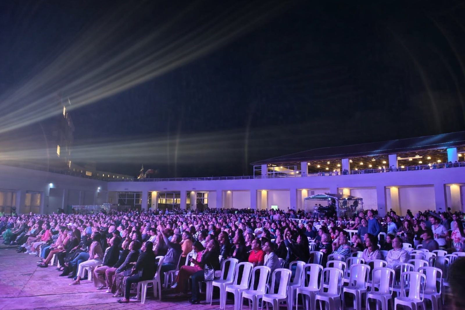 Público lotando show ao ar livre produzido pela Circulando Ideias